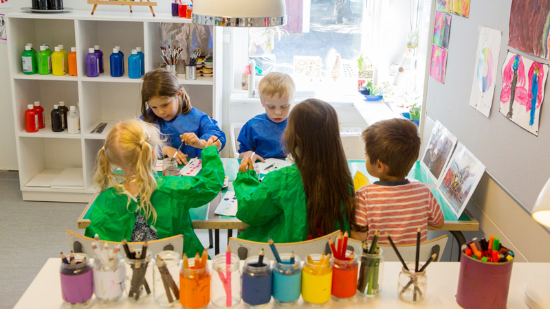 Barn målar i ateljén.